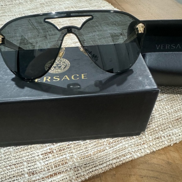 Versace unisex sunglasses 100 authentic like new - Picture 2 of 6